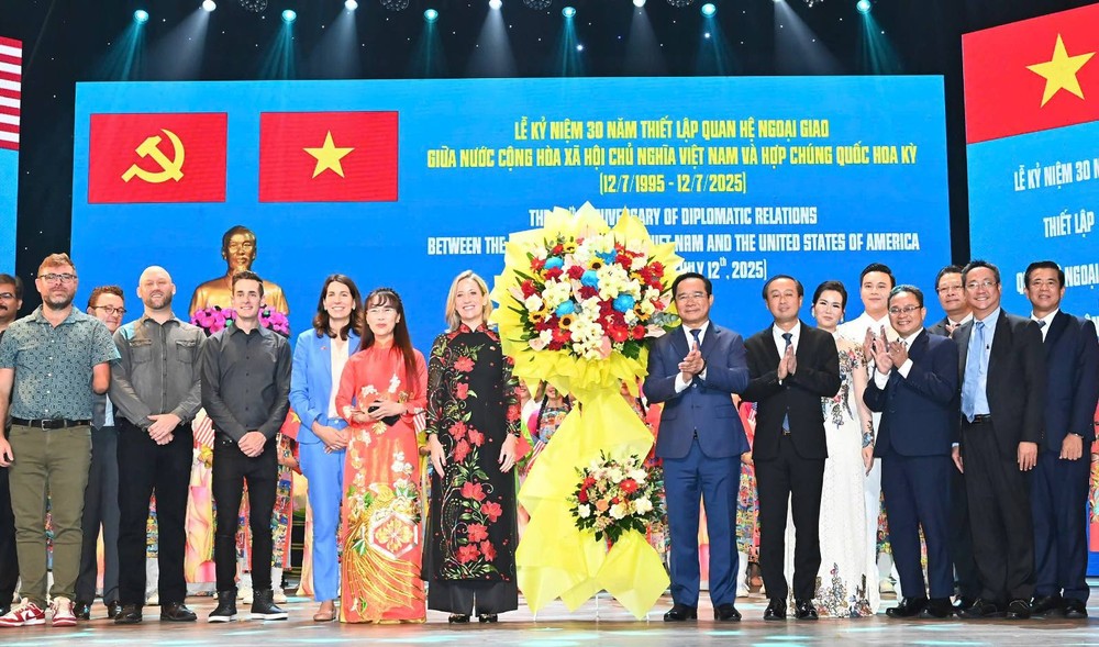 出席纪念仪式的各位代表合影。 