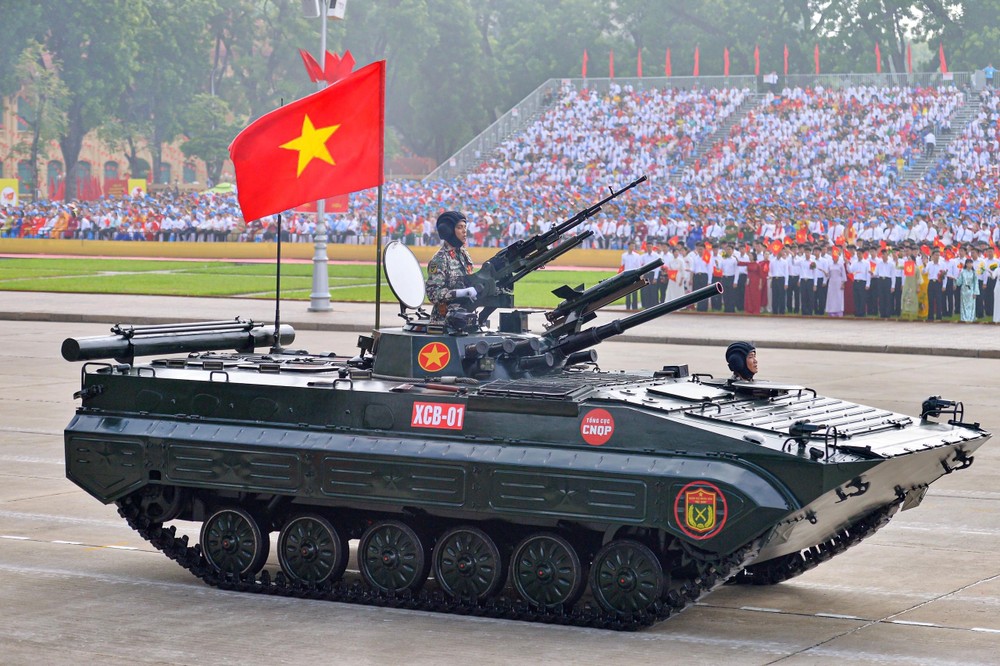 国防工业总局生产的XCB-01步兵战车参加“九‧二”国庆节阅兵仪式。 