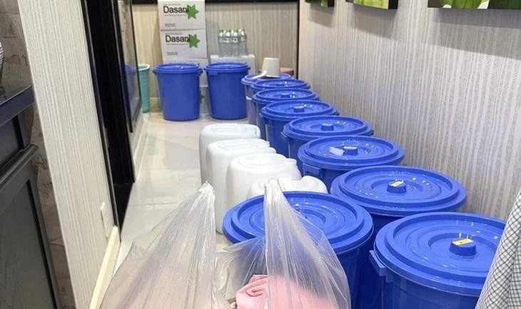 在断水期间，胡志明市房地产协会副主席杜氏鸾将水桶运进公寓供日常使用。