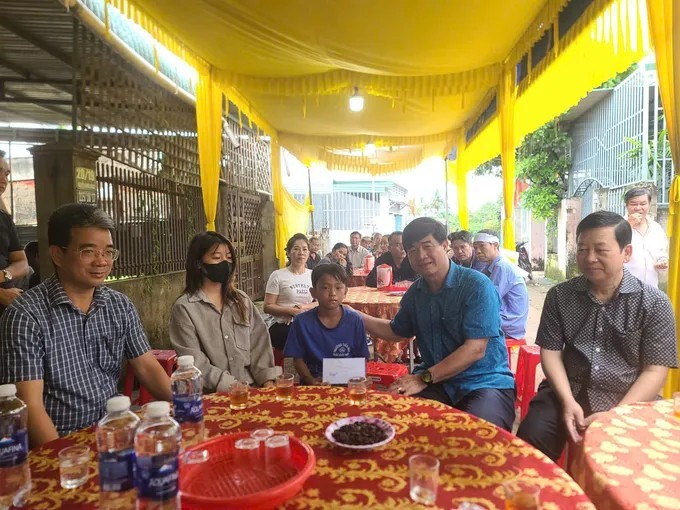 德乐省人委会领导表彰T.C.K.的勇敢精神，并给予现金奖励。 