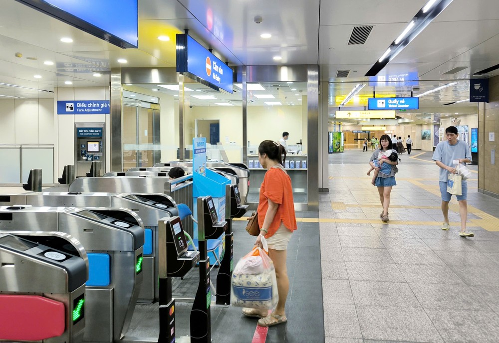 民众乘坐地铁出行。