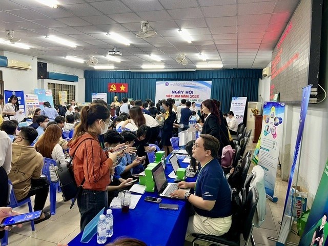2025年8月在胡志明市就业服务中心举行的就业招聘盛会。 