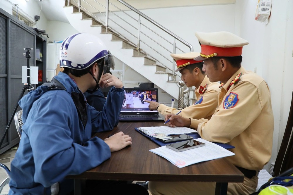 交警给违规者观看违规视频。