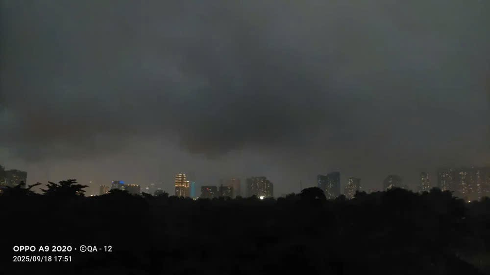 9月18日傍晚胡志明市出现旋风，引发特大暴雨。 