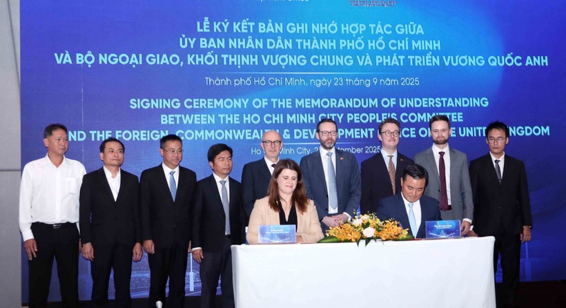 胡志明市人委会与英国外交和联邦事务部在胡志明市签署都市发展、建设、基础设施与交通运输领域合作备忘录。