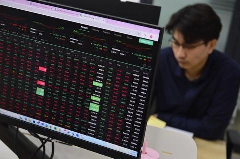 经历连续调整压力后, 证券市场回升。 