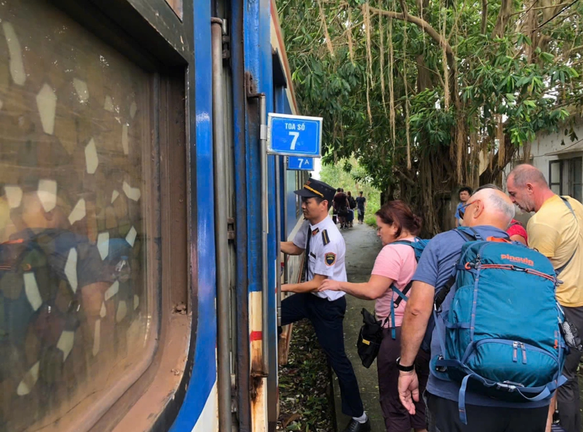 在中转服务方面，铁路部门已组织近1500名旅客通过公路在清化站与长林站之间往返转运。