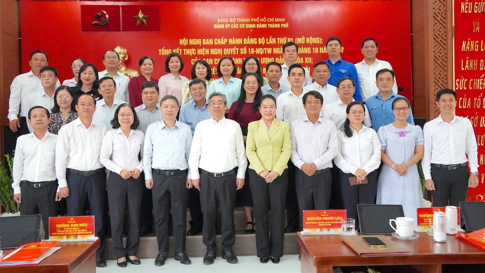 胡志明市市委副书记阮福禄与各位代表合影留念。