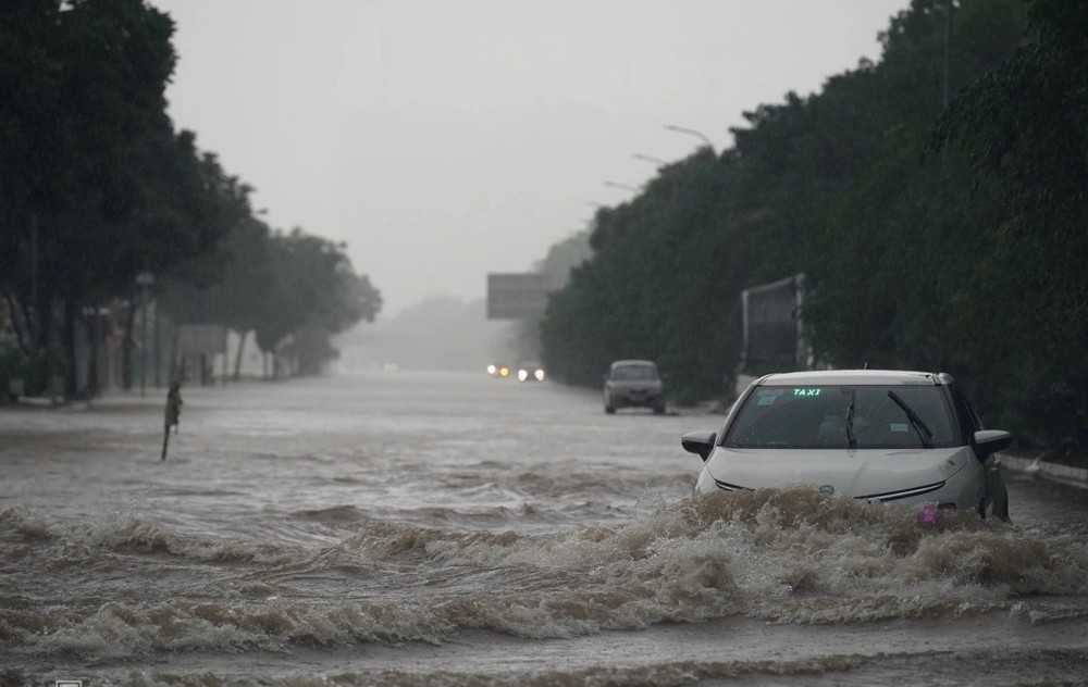 昇龙大道一片汪洋。 