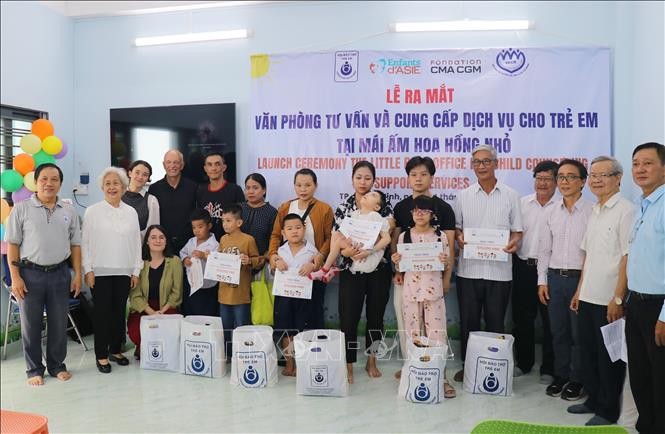 胡志明市儿童权益保护协会主席梁氏顺向有特殊环境的儿童赠送礼物。 