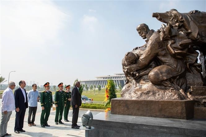 古巴全国人民政权代表大会主席参观越南军事历史博物馆。
