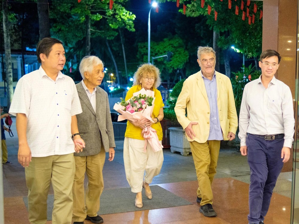 越南相聚协会与ICISE中心领导在河内迎接塞尔日·阿罗什教授夫妇（右二）。 