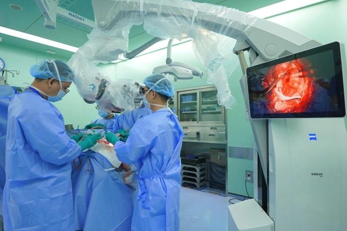 胡志明市医药大学医院神经外科主任张青情博士、医生使用显微镜进行脑部手术。 