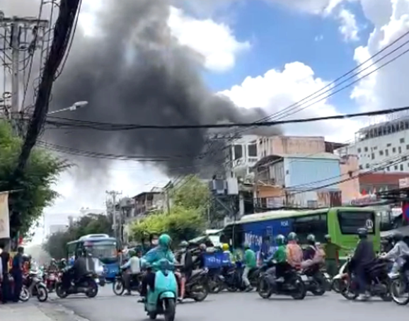 浓烟滚滚从仓库冒出。