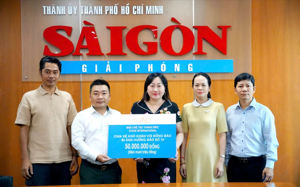 《西贡解放报》接收艺人胜·埃里克捐赠的5000万元象征牌匾，用于援助受10号台风影响的同胞。 