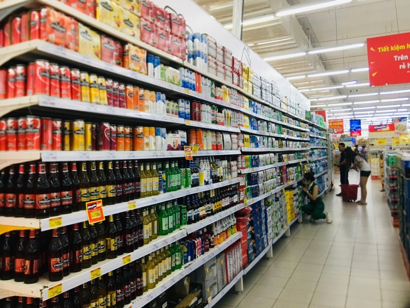 民众在超市购物。图自越通社