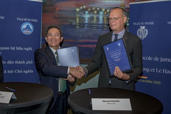 岘港市人委会副主席陈南兴在法国西北部城市勒阿弗尔市政厅与该市市长爱德华·菲利普签署了《建立两国港口城市合作与友好关系备忘录》。图自越通社 
