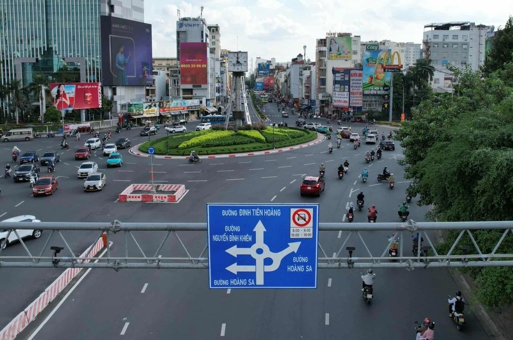 龙门架上安装的人工智能摄像头用于监控原第一郡奠边府交通环岛区域。 