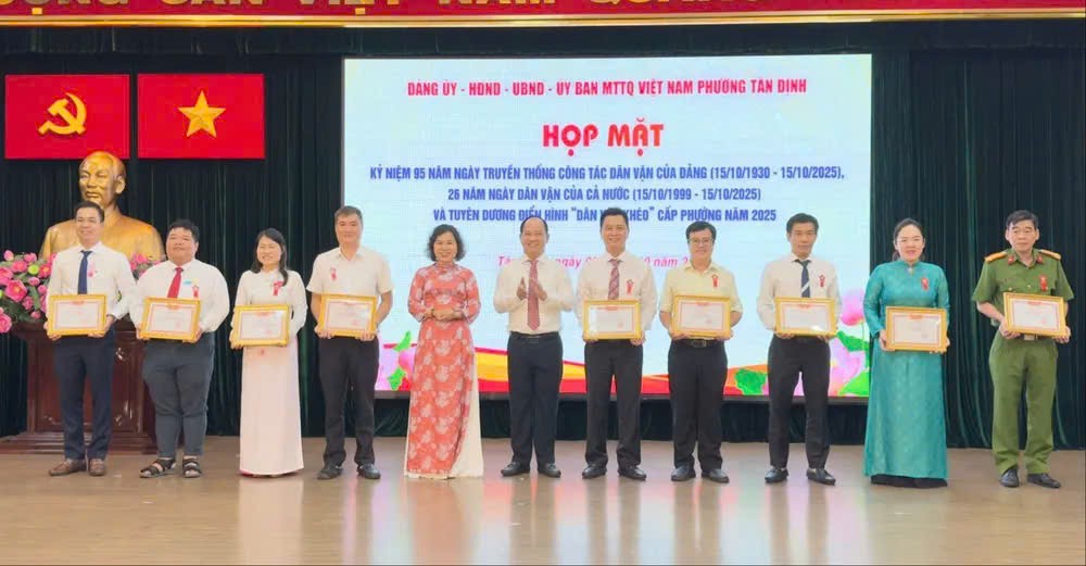 新定坊领导向在“民运能手”竞赛运动和“百日实施两级地方政府模式竞赛”中表现积极、成效显著的集体与个人颁发奖状。