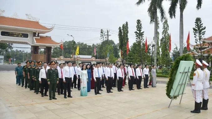 胡志明市市委、市人民议会、市人委会、市越南祖国阵线委员会代表团敬献花圈、上香缅怀各位英雄烈士。 