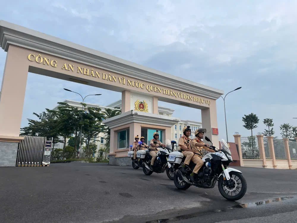 出发仪式后，各工作小组同步开展巡查结合便衣与公开措施，在高峰时段加强检查。 