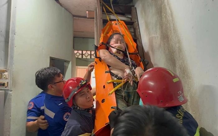 警察协助将该妇女转移到地面以送往医院。 