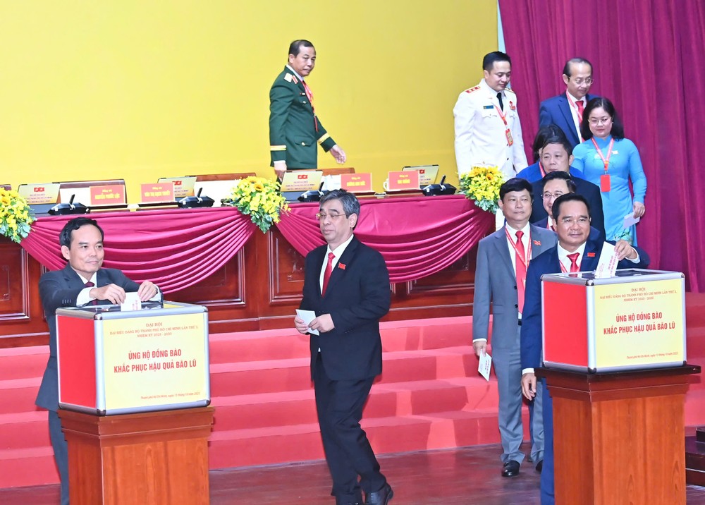 胡志明市党部第一次大会与会代表捐款支援灾区同胞