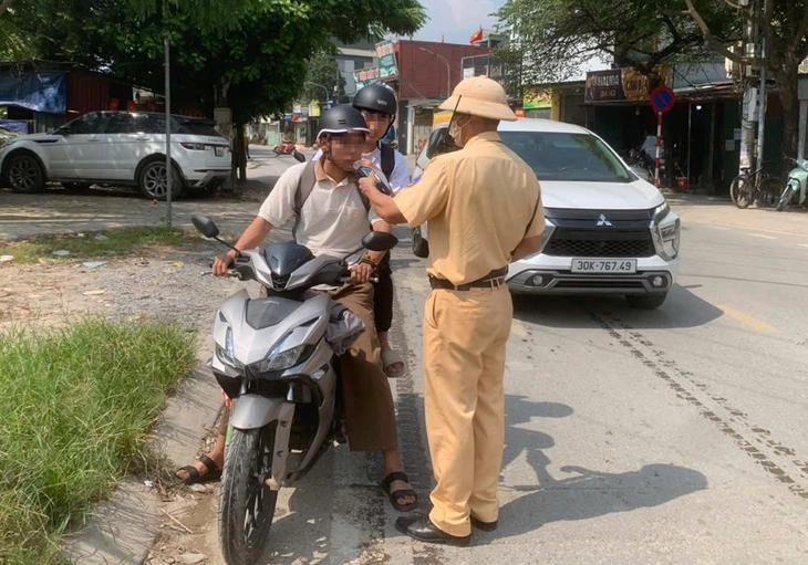 交警10月18日中午在河内安庆乡对驾驶者检测酒精浓度。 