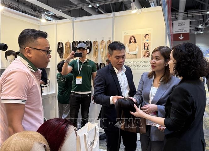 越南驻香港副总领事、商务处处长武氏翠（右二）参观越南企业展位。 