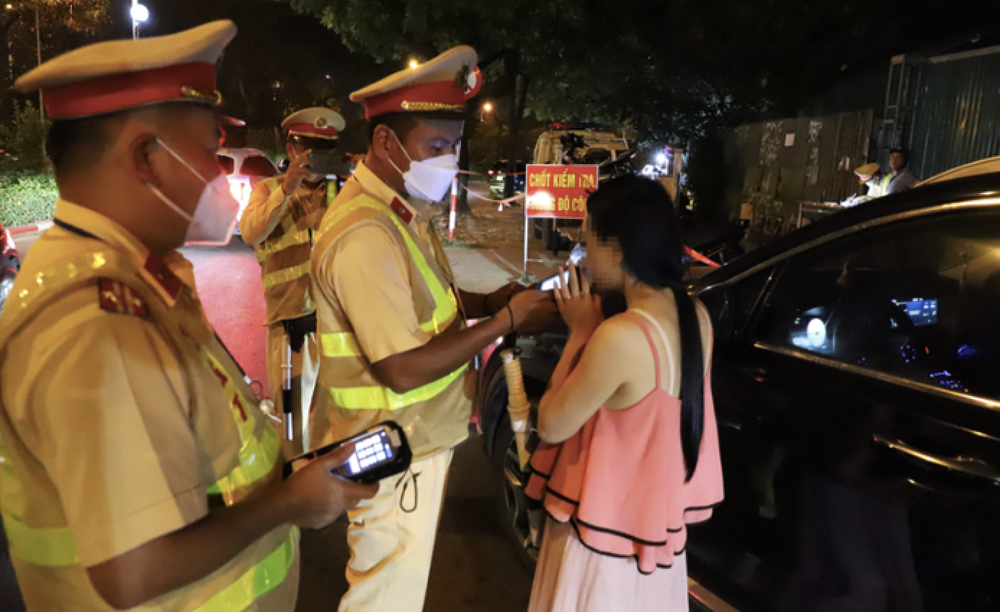 交警在检测驾驶者的酒精浓度。 