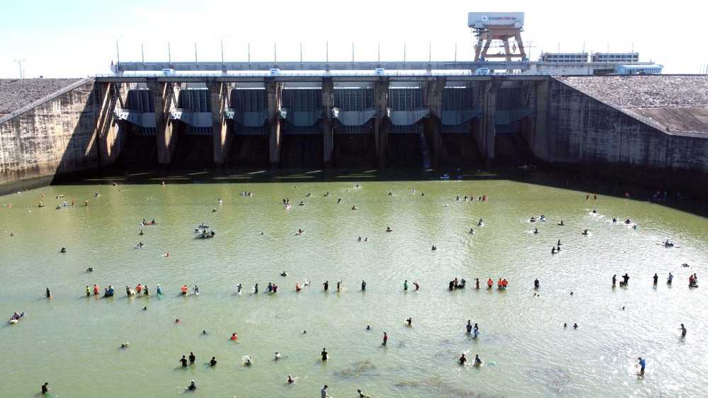 治安水坝停止泄洪，民众争相捕鱼。