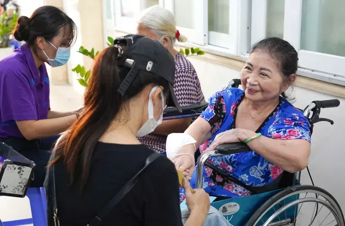 值“一〇‧二〇”越南妇女节之际，嘉定人民医院为女病人提供免费美容服务。 