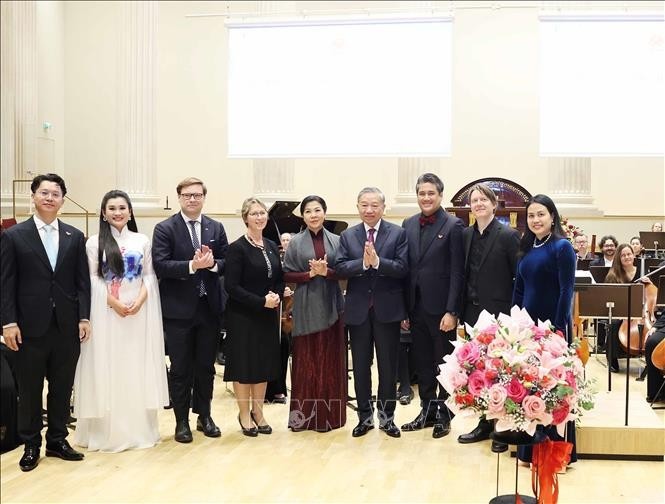 苏林总书记和夫人向各位艺术家送鲜花。 