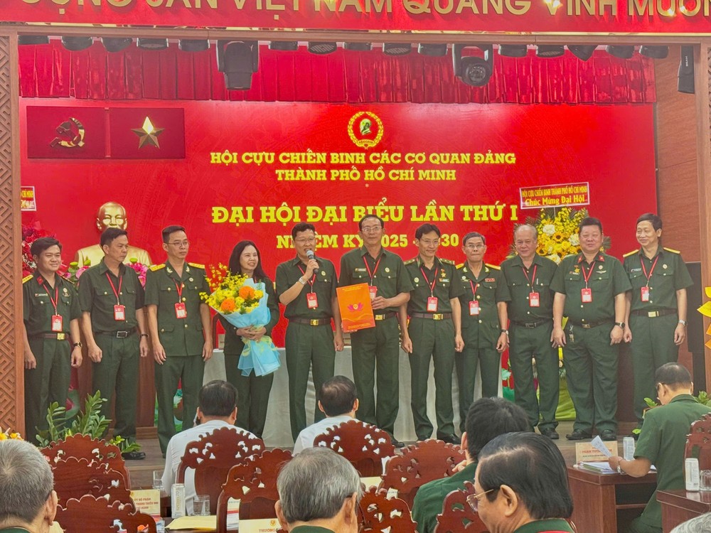 新执委会亮相。 