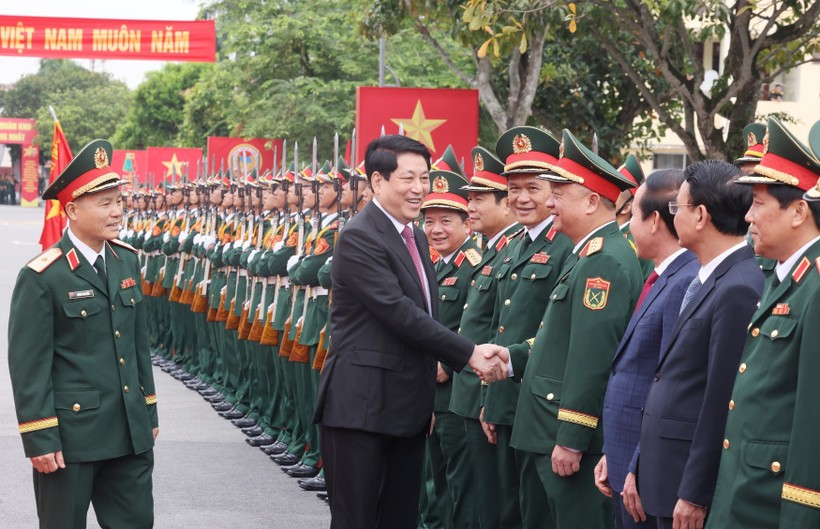 国家主席梁强与各位代表亲切交流。（图自越通社）