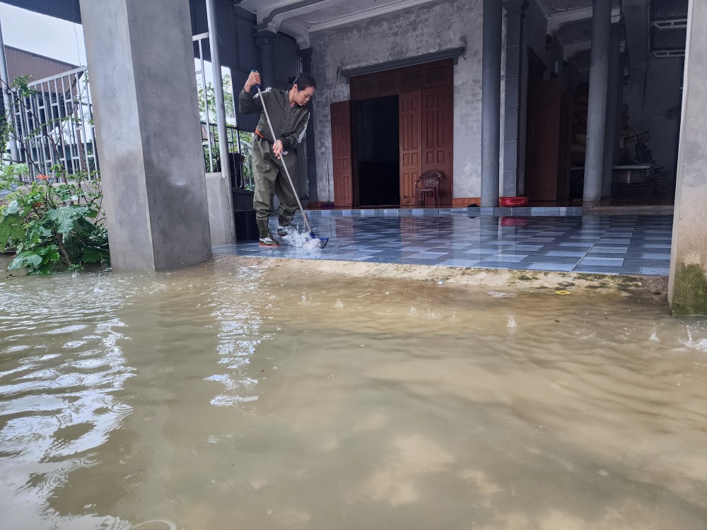 河靖省锦裔乡居民洪水退去后清理房屋。 