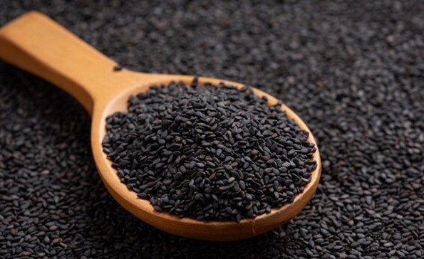 告别脱发先得养好肝肾调养脏腑，日常饮食中不妨多食黑芝麻、黑豆、核桃等补肾之品。