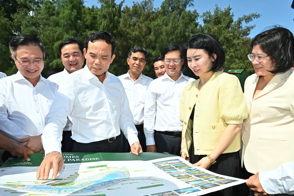 胡志明市市委书记陈留光与工作团视察芹耶填海旅游都市区项目进度。