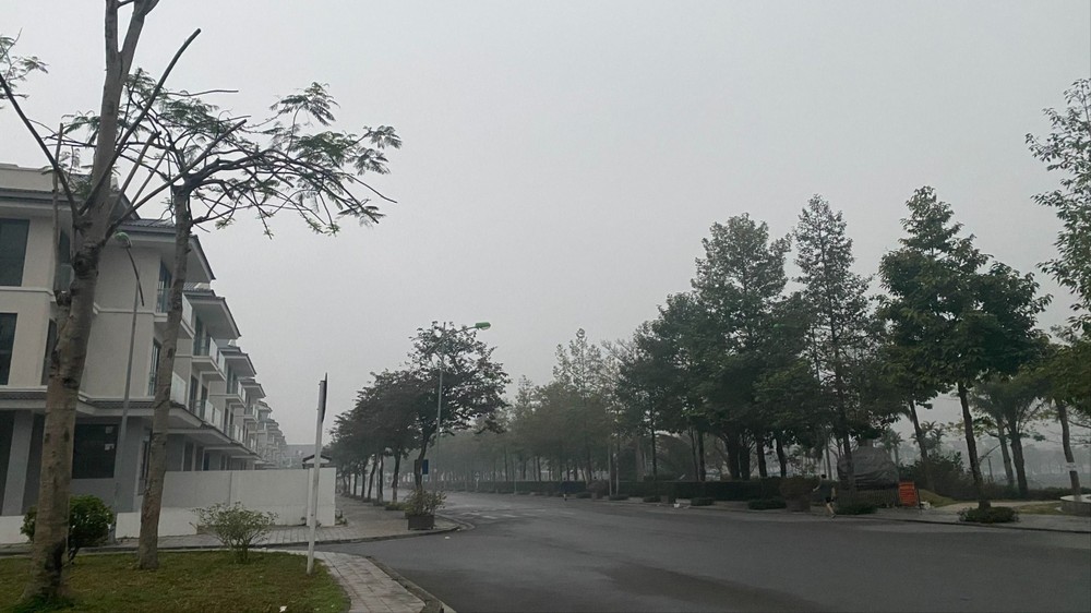 最近两三天，河内持续降雨，天空阴沉，雾气弥漫。 