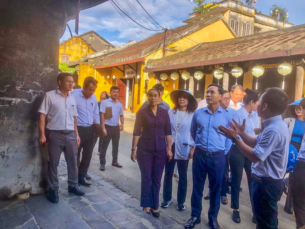 岘港市领导听取会安世界文化遗产保护中心代表汇报遗产受损情况。 