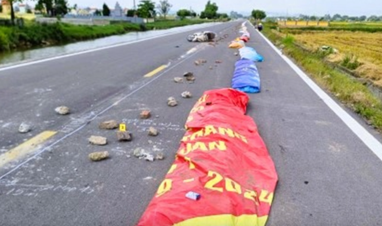 在路上晾晒稻谷引发致命事故的现场。 