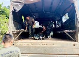 泰国皇家陆军发布的照片显示，其中一名踩到地雷的受伤士兵接受治疗。