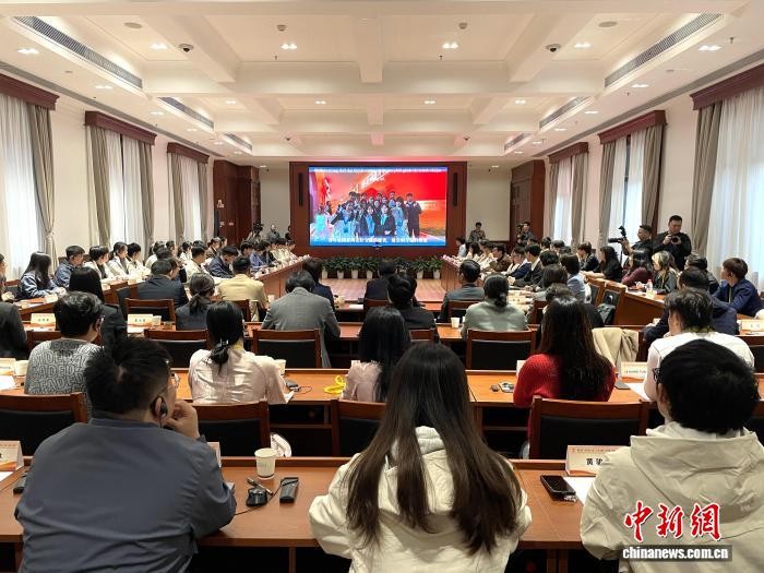 越中青年在武汉开展交流对话。 马芙蓉 摄 