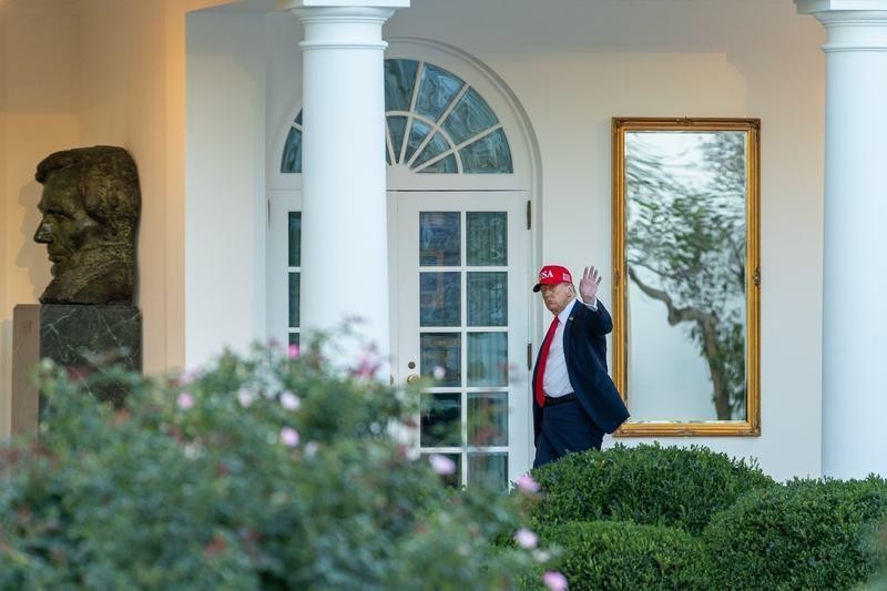 10月5日，在美国首都华盛顿，美国总统特朗普返回白宫。图源：新华社