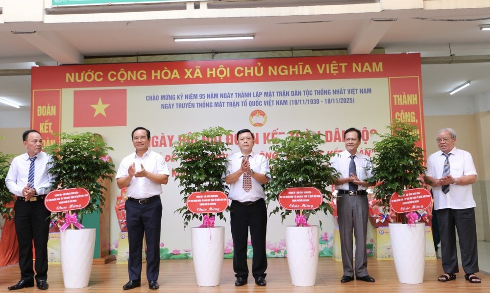 会上，本市领导向各街区赠送幸福绿树。 