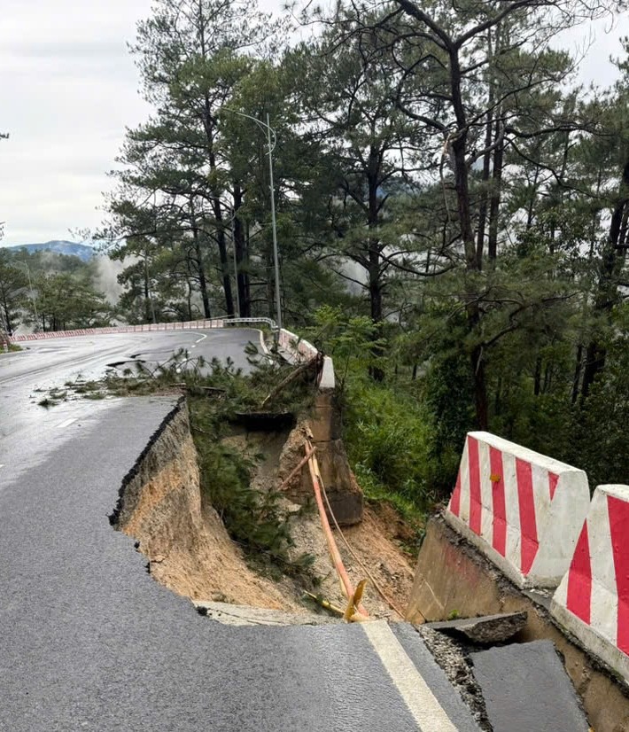 帕廉岭11月17日上午发生山体滑坡。 