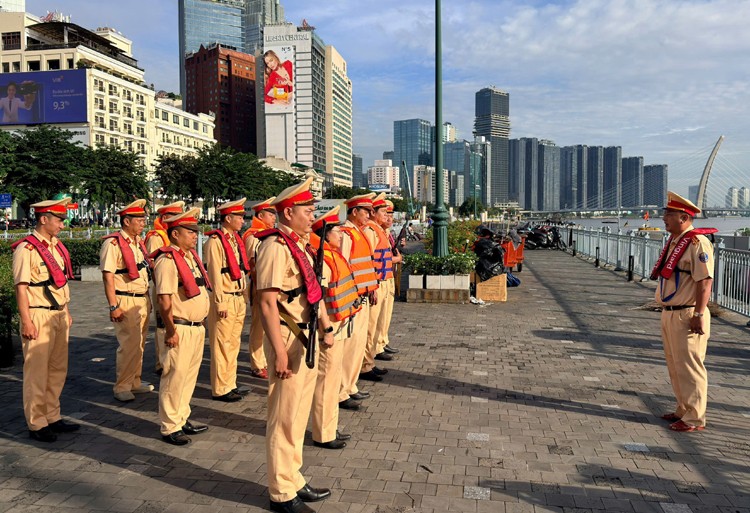 水路交警力量一律开展检查活动。 