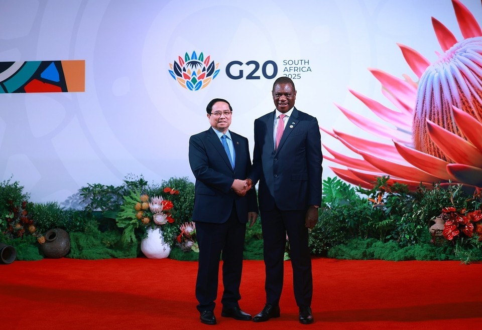 南非副总统保罗·马沙蒂莱迎接范明政总理出席G20峰会开幕式。图自越通社