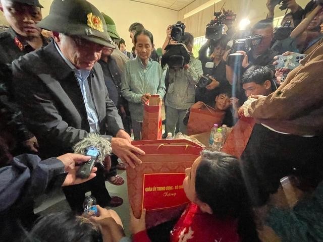 党中央政治局委员、党中央书记处常务书记陈锦秀向民众交予援助礼物。 