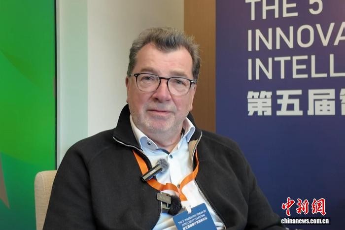 约翰·卢登接受采访。 鲍梦妮 摄 